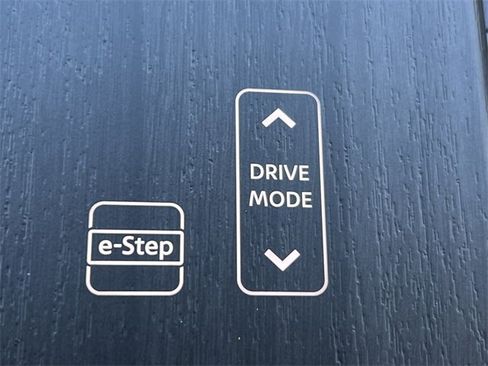 New 2025 Nissan Ariya FWD image 9