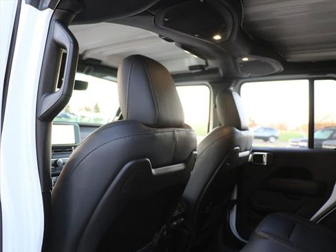 Used 2025 Jeep Wrangler Sahara image 15