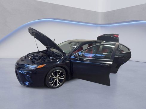 Used 2020 Toyota Camry SE w/ Sunroof Package image 10