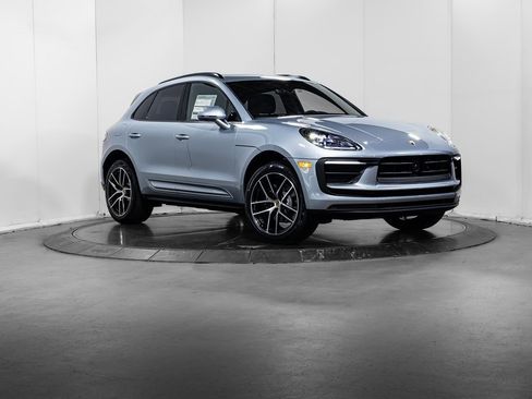 Certified 2025 Porsche Macan image 9