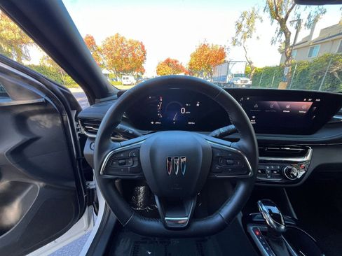 Used 2025 Buick Envista Sport Touring image 32