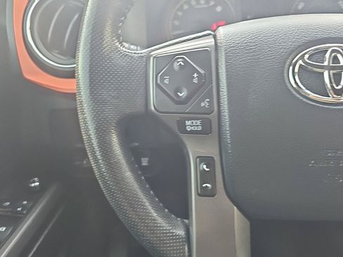 Used 2017 Toyota Tacoma TRD Sport AWD/4WD image 17