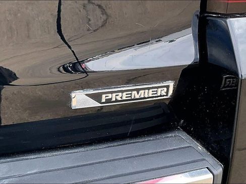 Used 2018 Chevrolet Suburban Premier image 25