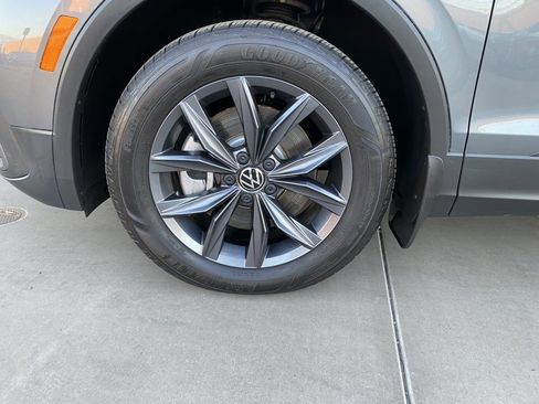 Used 2023 Volkswagen Tiguan SE w/ Panoramic Sunroof Package image 10