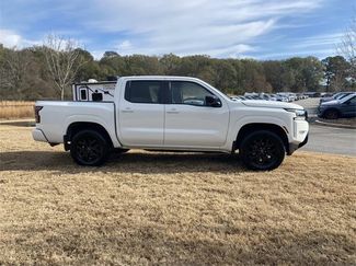 Used 2023 Nissan Frontier SV w/ Midnight Edition Package video 2