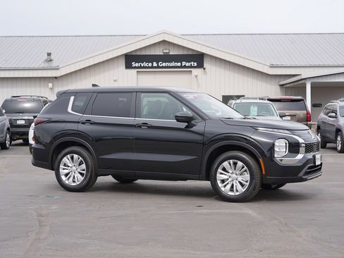 New 2026 Mitsubishi Outlander ES image 2