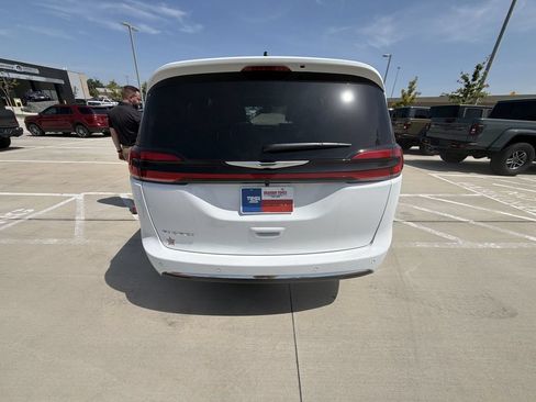 New 2026 Chrysler Pacifica Select FWD image 22
