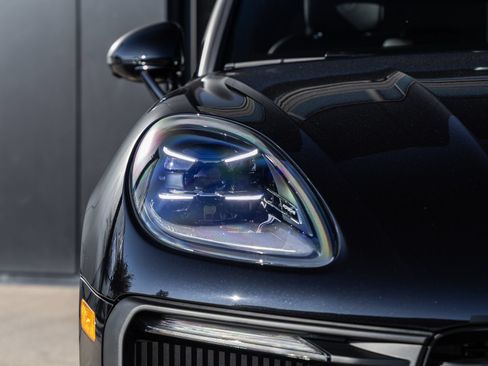 Certified 2026 Porsche Macan S AWD/4WD image 18