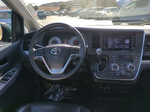 Used 2018 Toyota Sienna SE image 27