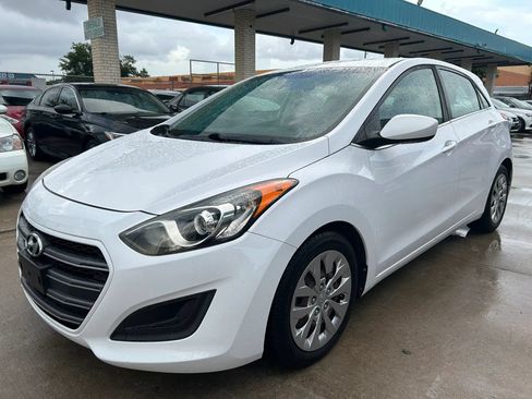 Used 2017 Hyundai Elantra GT FWD image 1