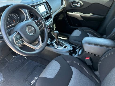 Used 2018 Jeep Cherokee Latitude FWD image 11