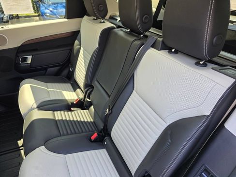 Used 2025 Land Rover Discovery Dynamic SE AWD/4WD image 16