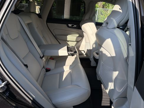 Certified 2022 Volvo XC60 B5 Momentum AWD/4WD image 33