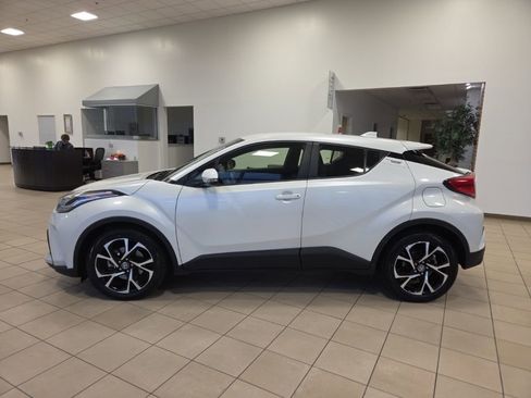 Used 2021 Toyota C-HR XLE image 2