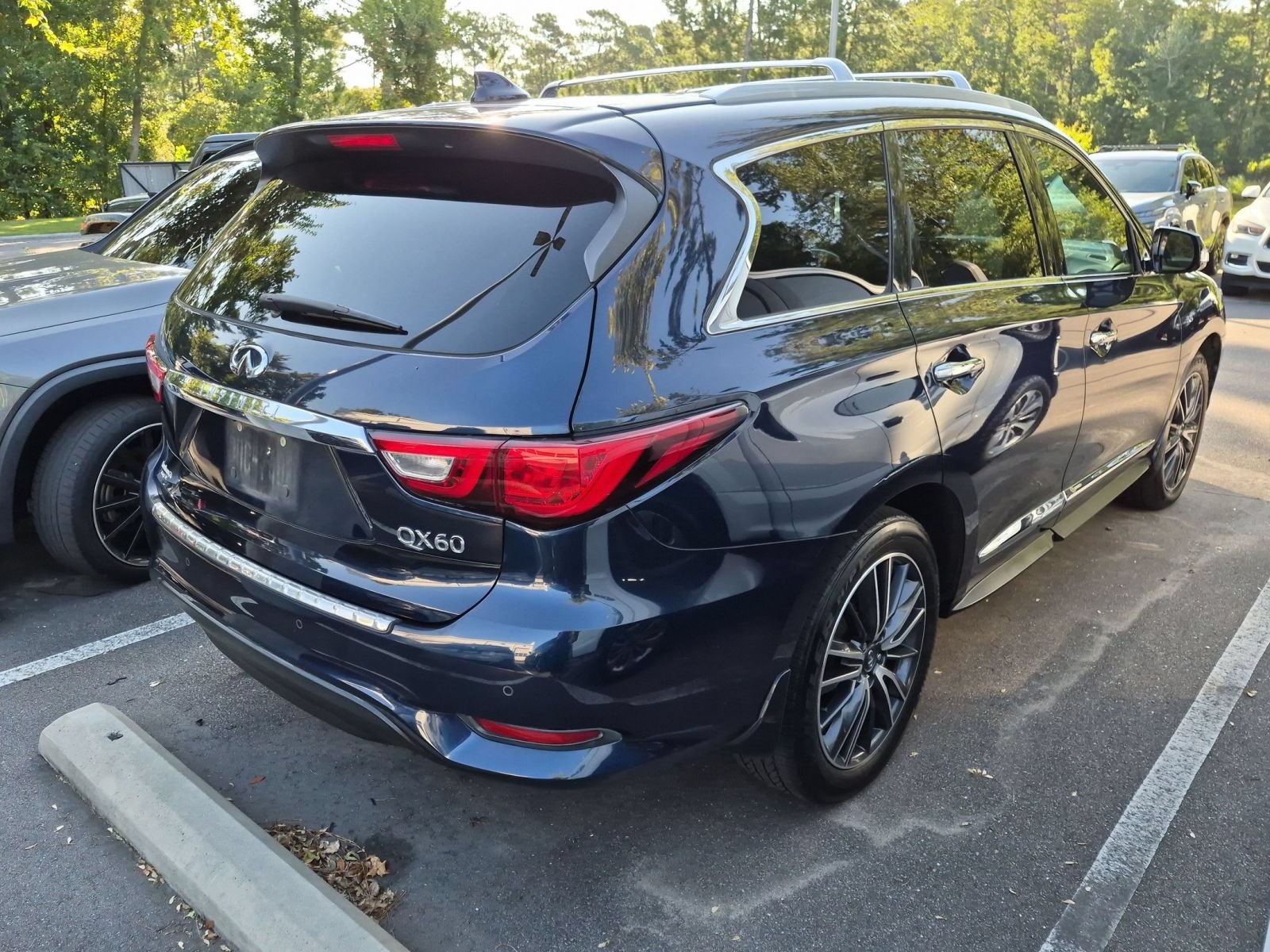 Used 2017 INFINITI QX60 Luxe w/ Deluxe Technology Package AWD/4WD image 2