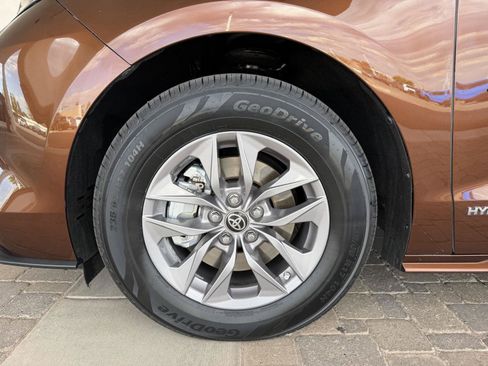 Used 2021 Toyota Sienna XLE FWD image 41
