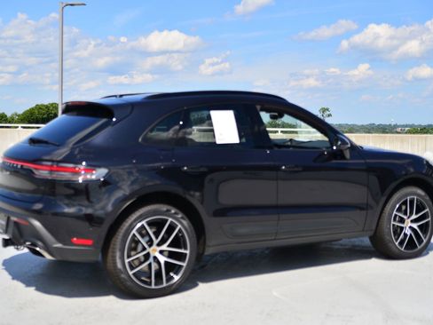 Certified 2025 Porsche Macan image 9