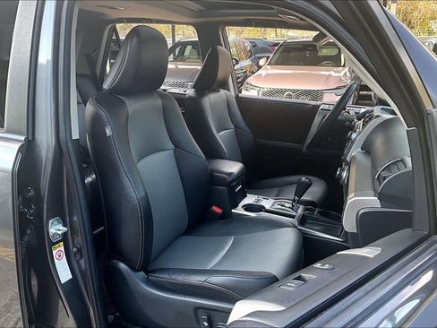 Used 2018 Toyota 4Runner SR5 Premium image 10