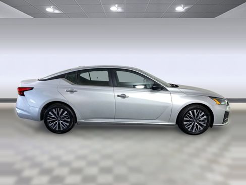 Used 2024 Nissan Altima 2.5 SV image 7