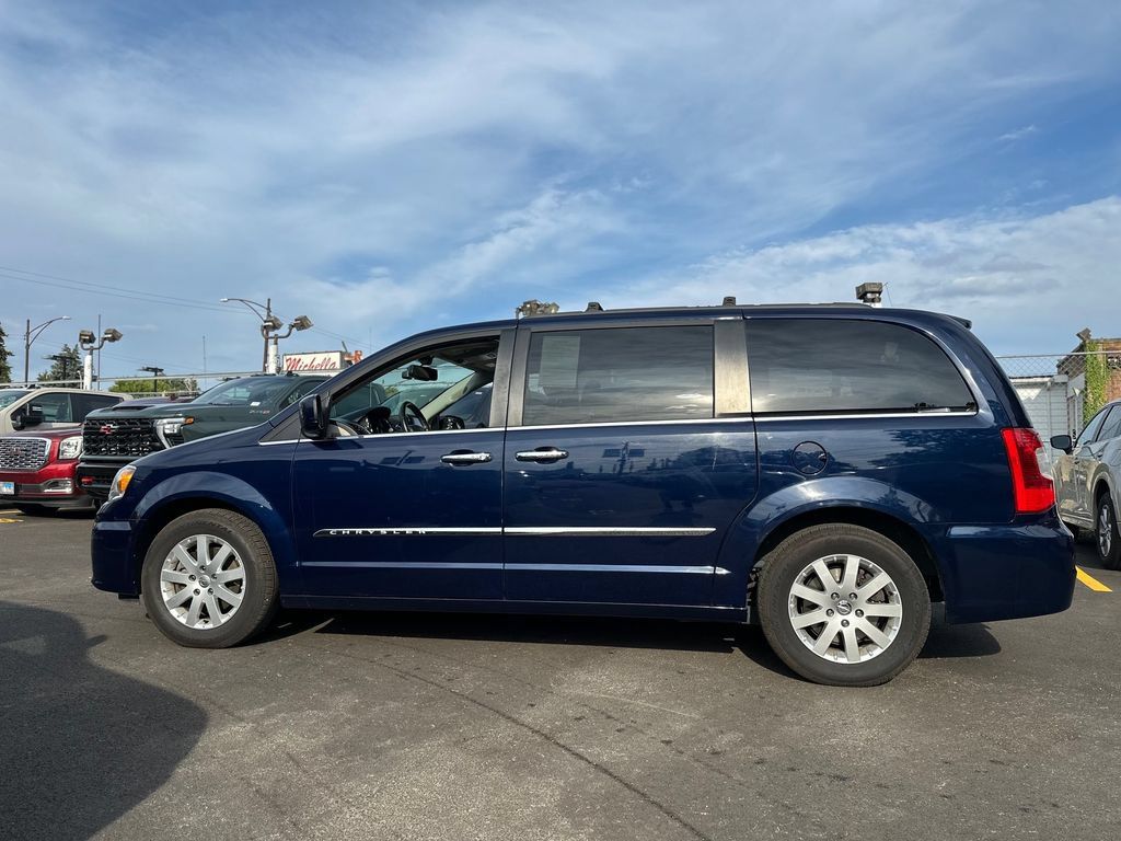 Used 2016 Chrysler Town & Country Touring w/ Driver Convenience Group FWD image 8