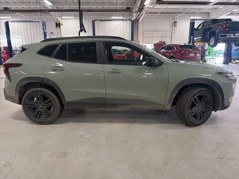Used 2025 Chevrolet Trax ACTIV w/ Sunroof Package image 2