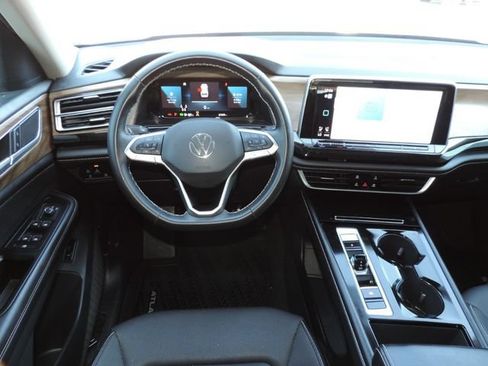 Used 2025 Volkswagen Atlas SE FWD image 22