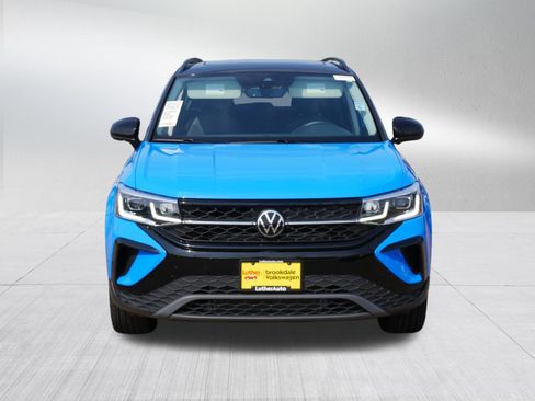 Used 2024 Volkswagen Taos SE AWD/4WD image 2