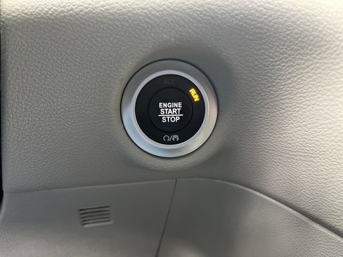 Used 2024 Chrysler Pacifica Touring-L image 20