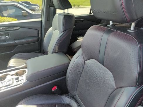 Used 2025 Honda Pilot Black Edition image 16