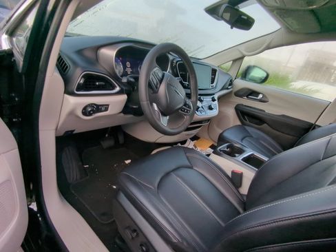 Used 2024 Chrysler Pacifica Touring-L FWD image 6