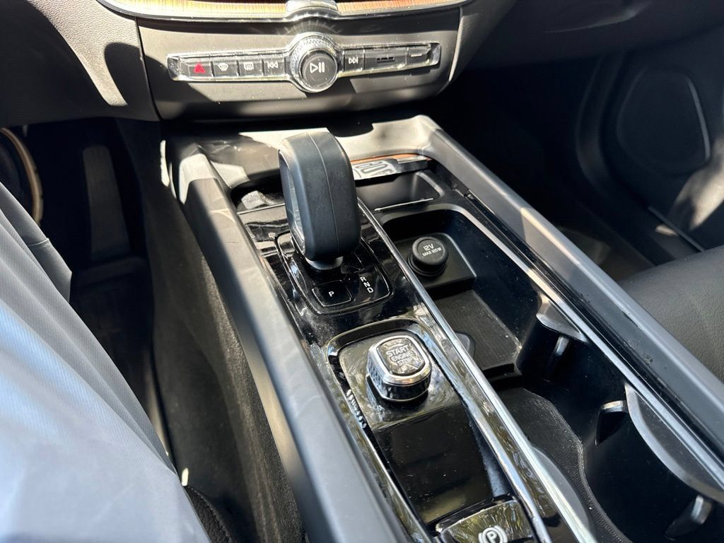 Certified 2024 Volvo XC60 B5 Plus w/ Protection Package Premier AWD/4WD image 17