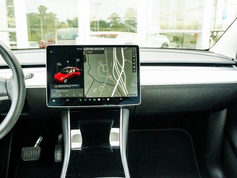 Used 2021 Tesla Model Y Long Range image 17