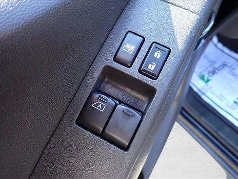 Used 2012 Nissan Frontier SV RWD image 7