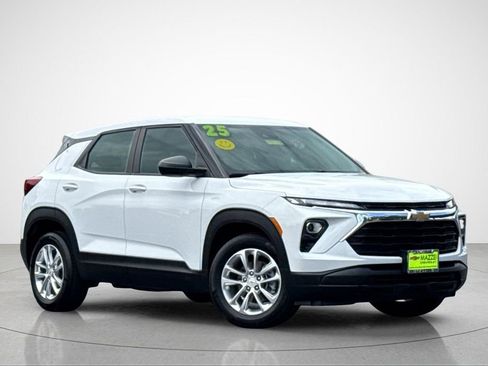 Used 2025 Chevrolet TrailBlazer LS FWD image 2