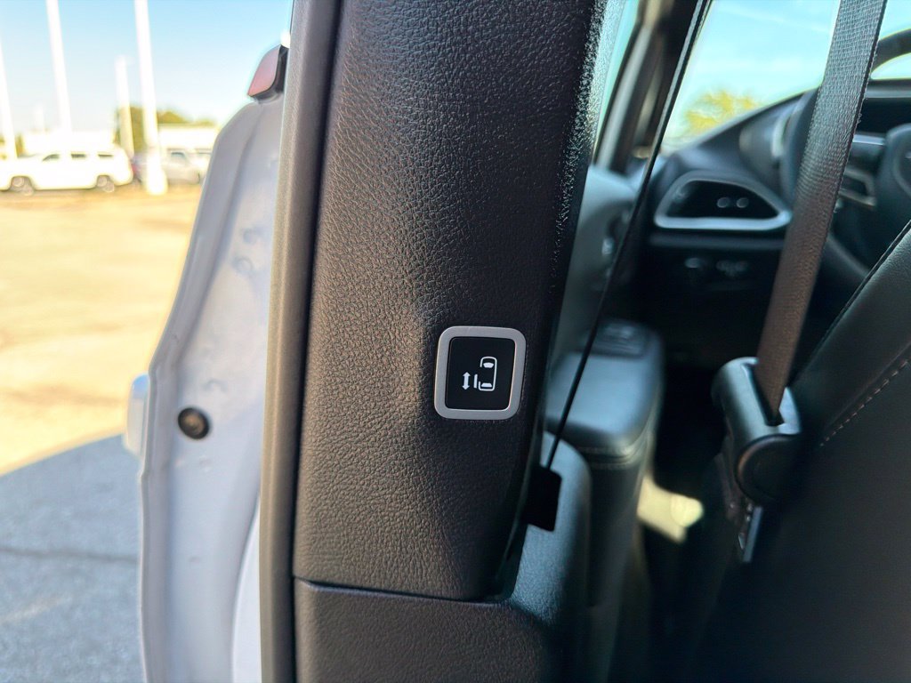 Used 2025 Chrysler Pacifica Select FWD image 21