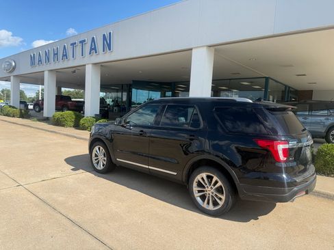 Used 2018 Ford Explorer XLT w/ Equipment Group 202A AWD/4WD image 2