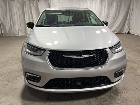 Used 2024 Chrysler Pacifica Touring-L image 2