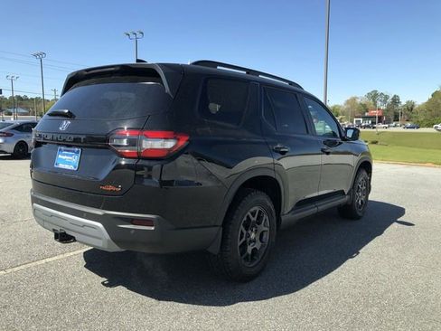 Certified 2025 Honda Pilot TrailSport image 8
