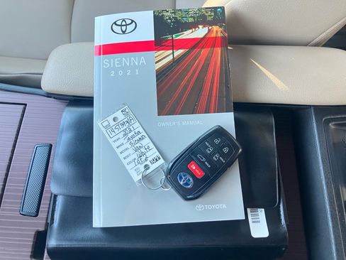 Used 2021 Toyota Sienna XLE image 37