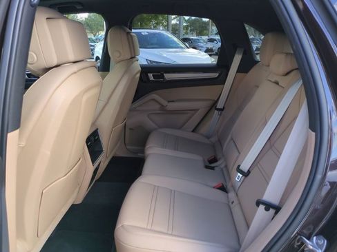 Used 2023 Porsche Cayenne Platinum Edition image 13