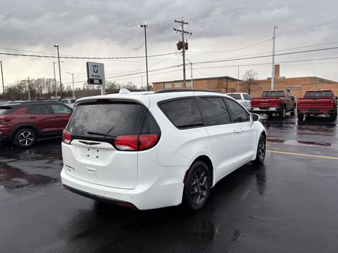 Used 2018 Chrysler Pacifica Touring-L Plus w/ S Appearance Package image 8