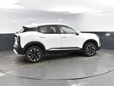 Used 2025 Nissan Kicks SV AWD/4WD image 2
