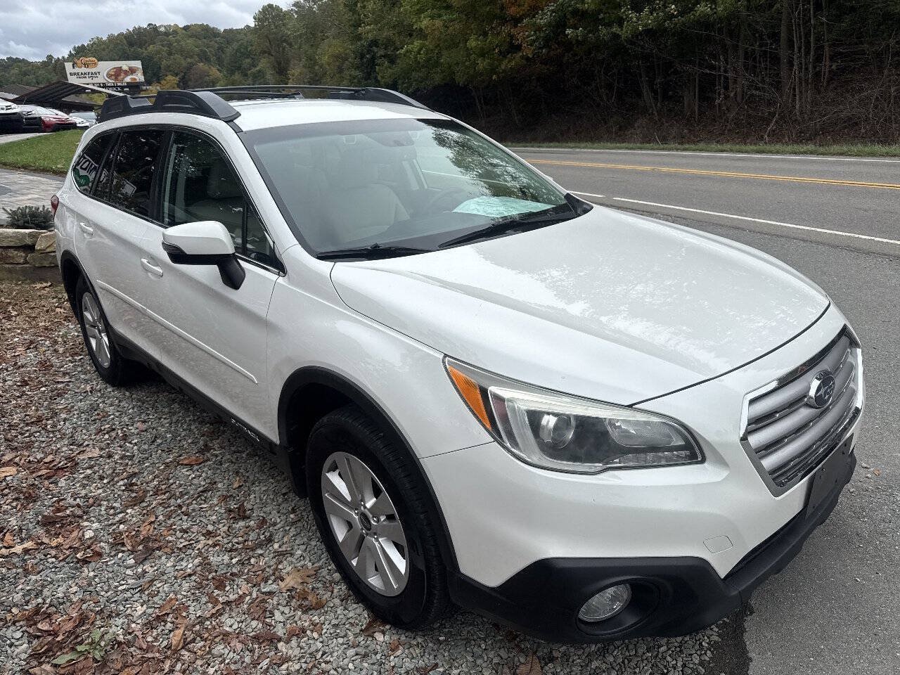 Used 2015 Subaru Outback 2.5i Premium AWD/4WD image 3