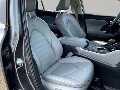 Used 2023 Toyota Highlander XLE image 29