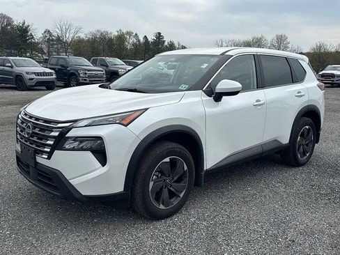 Used 2025 Nissan Rogue SV image 3