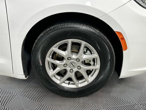 Certified 2024 Chrysler Pacifica Touring-L FWD image 20