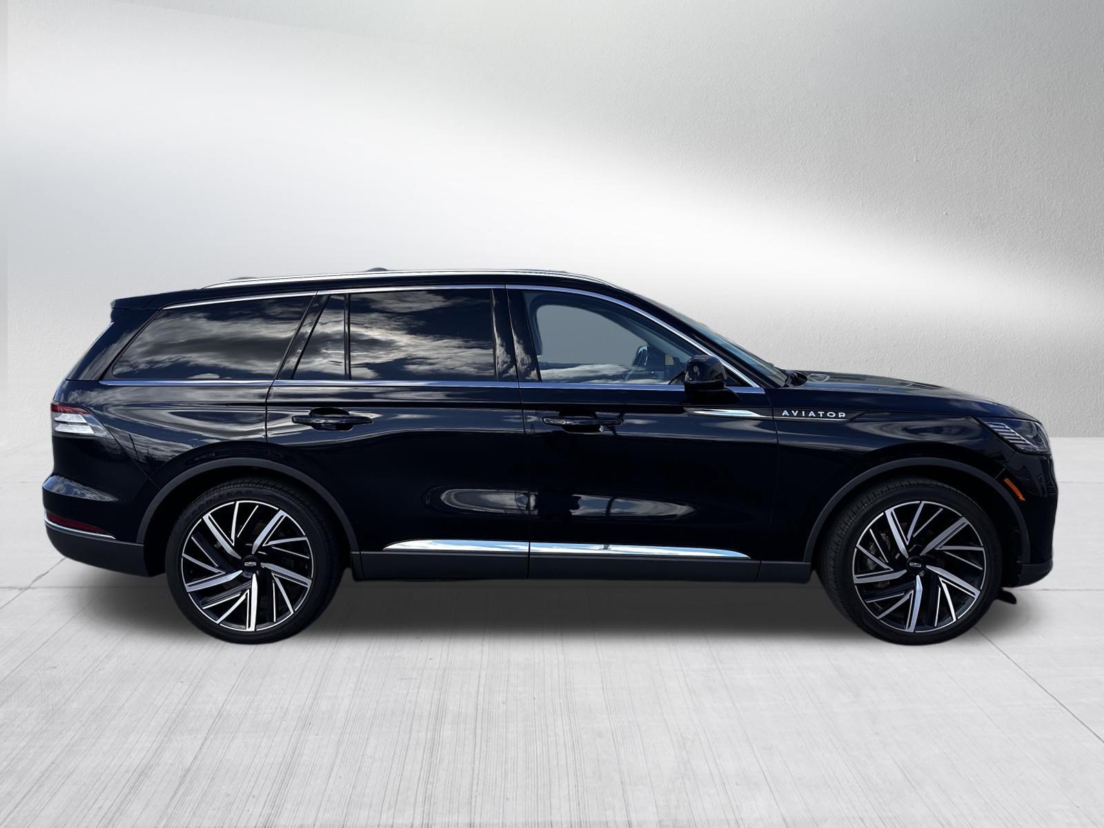Used 2025 Lincoln Aviator Reserve w/ Equipment Group 201A AWD/4WD image 8