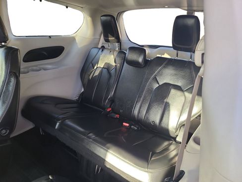 Used 2017 Chrysler Pacifica Touring-L FWD image 20