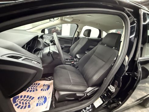 Used 2018 Ford Focus SE w/ SE Appearance Package image 11