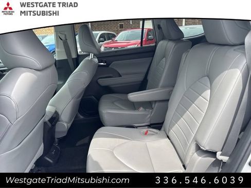 Used 2024 Toyota Highlander XLE AWD/4WD image 18